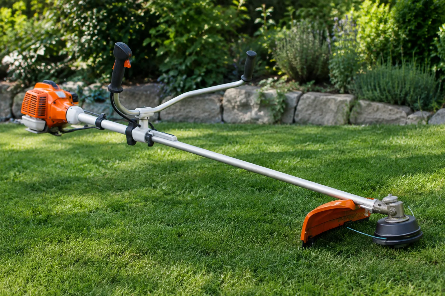 Motorsense kaufen: Die besten Modelle fuer Garten, Wiese und Grundstueck